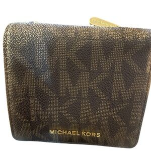 Michael Kors small brown wallet.
-New no tag
-Holds 7 cards
- Excellent